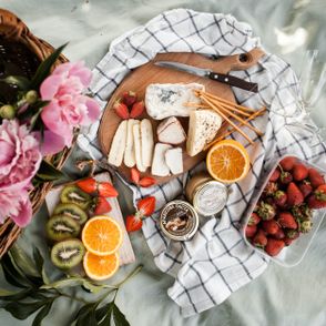 Sery, owoce, kwiaty na desce i ściereczce (fot. Kate Hliznitsova / unsplash.com)