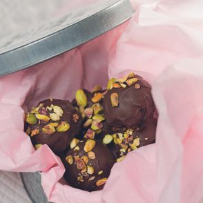 Czekoladowe kulki z masy sernikowej w polewie czekoladowej z pistacjami, przepis Zosia Bauman-Nykowska