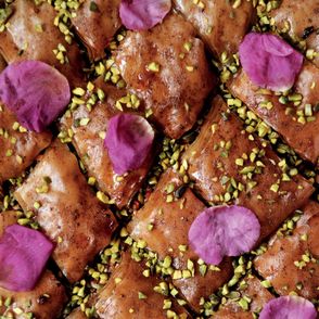 Baklava różana z płatkami róży, pistacjami – przepis
