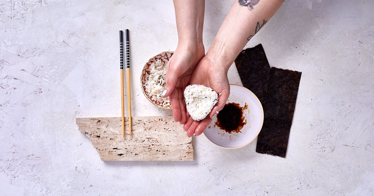 Jak robić onigiri. Przepis (fot. Maciek Niemojewski)