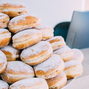 Pączki ze sprawdzonych cukierni co, do których jesteśmy pewni, że nie wykorzystują gotowych mieszanek, z pewnością będą zdrowsze i mniej kaloryczne (fot. Gerold Hinzen / unsplash.com)