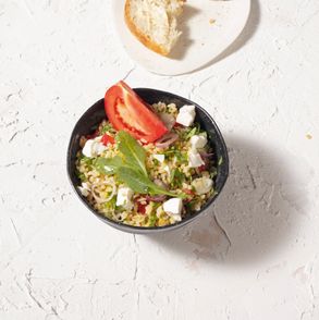 Jak zrobić sałatkę z kaszą bulgur. Sałatka z bulgurem i pomidorami (fot. Jakub Stanek)