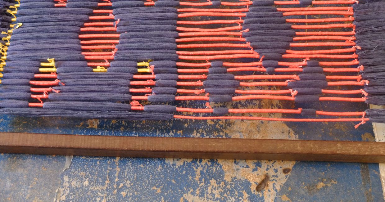 Przygotowanie przedzy do barwienia i tkania techniką Ikatu, Kambodża - mapya