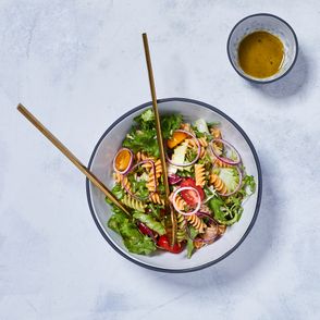 Zielona sałatka z makaronem, pomidorkami koktajlowymi, czerwoną cebulą, oliwkami i tuńczykiem podana z sosem miodowo-musztardowym, sezonówki sałata