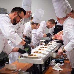 Przygotowanie posiłków w ramach wieczoru "Historyczny stół kulinarny – smaki Pomorza" (fot. materiały prasowe)