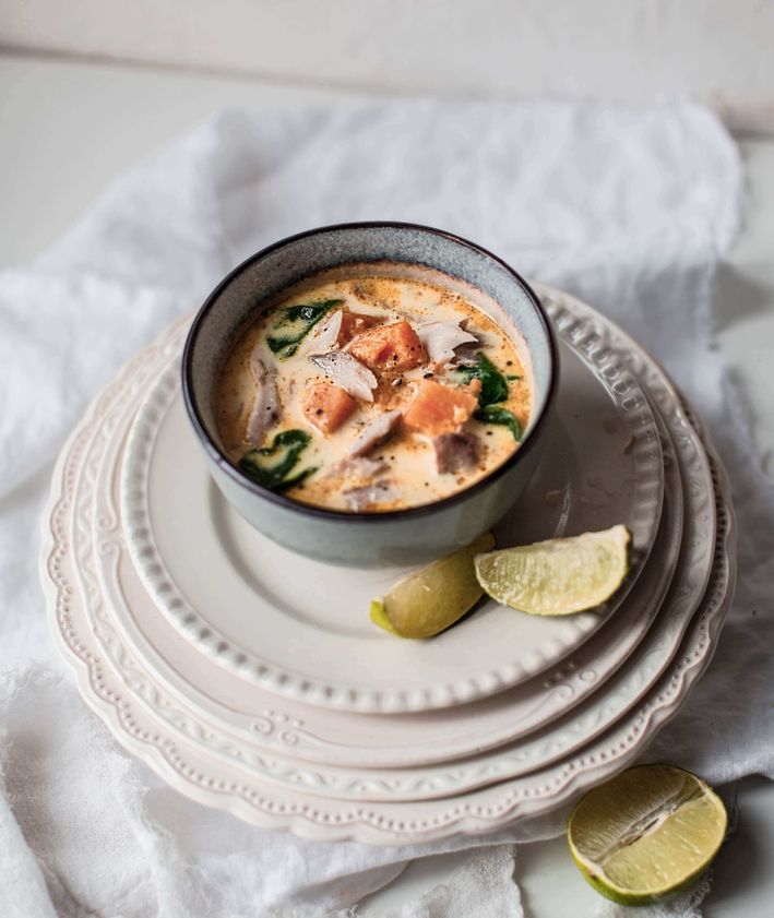 Zupa z wędzoną makrelą, batatem i curry