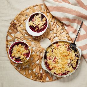 Najlepsze wypieki z malinami – crumble  z owocami lata (fot. Maciek Niemojewski)