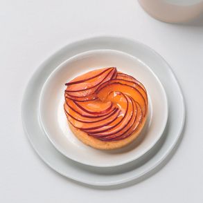 Przepisy na desery ze śliwkami. Jak zrobić tartaletki ze śliwkami. Kruche ciasto ze śliwkami - PRZEPIS (fot. dinnershow.studio)