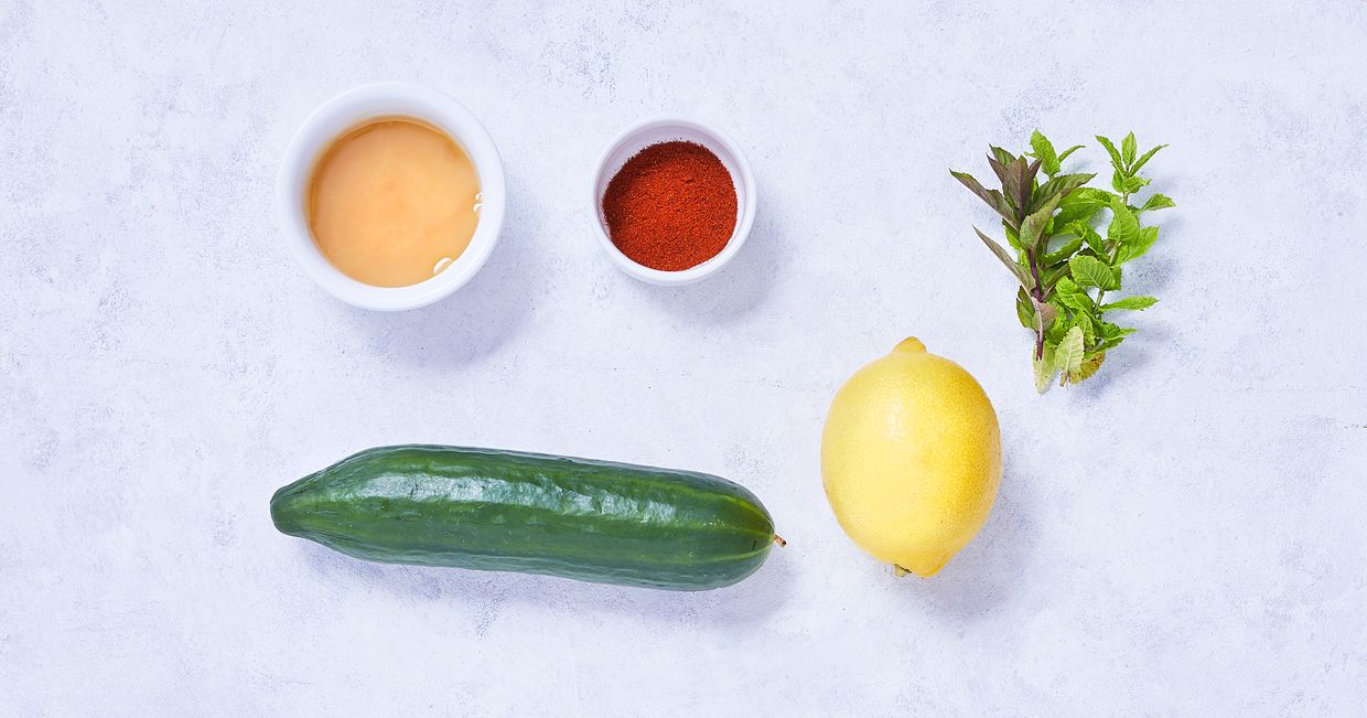 Składniki na orzeźwiającą lemoniadę ogórkową z dodatkiem mięty, cytryny i pierzy cayenne (fot. Marcin Lewandowski)