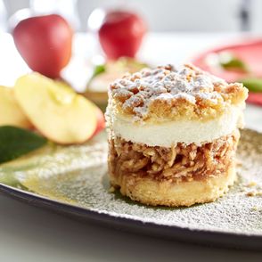 Jabłecznik na kruchym spodzie z bezą i kruszonką posypany cukrem pudrem, makro