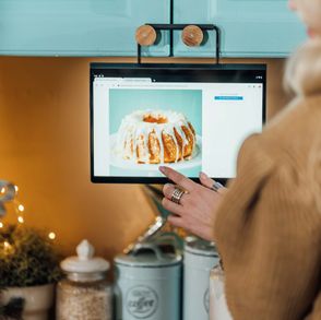 Tablet Lenovo Yoga Tab 13 – podstawka umożliwia swobodne przechylenie urządzenia lub zawieszenie go na ścianie. (fot. materiały prasowe)