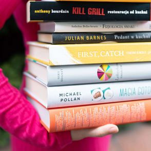 Stos książek kulinarnych (fot. Martyna Cybuch)