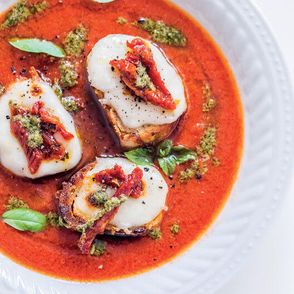 przepis na krem z pomidorów z pesto i grzankami z mozzarella