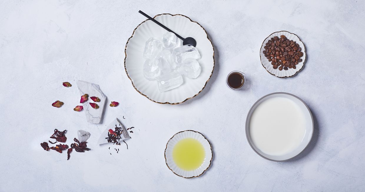 Składniki na mrożone latte, lód, ziarna kawy, mleko, syrop z wody z kwiatów pomarańczy, płatki kwiatów (fot. Maciek Niemojewski)