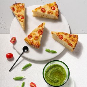 Przepis na pesto bazyliowe i focaccia z pomidorkami i mozzarellą (fot. Rafał Meszka)