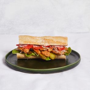 Pomysł na śniadanie w wersji wegańskiej – kanapka z panierowanymi grzybami, warzywami i majonezem (fot. Maciek Niemojewski)