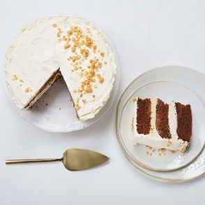 tort piernikowy z czekośłiwką, kremem orzechowym i kremem cynamonowym z orzechową posypką