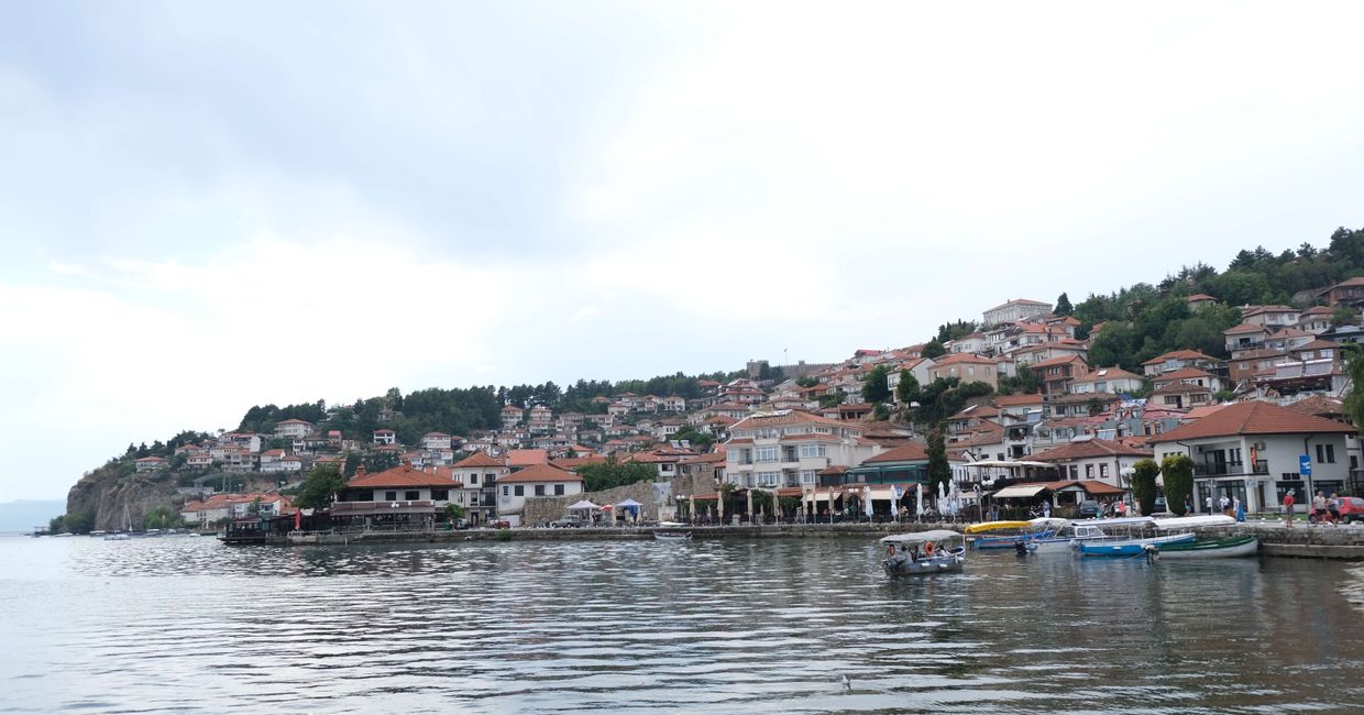 Miasto i jezioro Ochrydzkie w Macedonii (fot. Kaja Werbanowska)