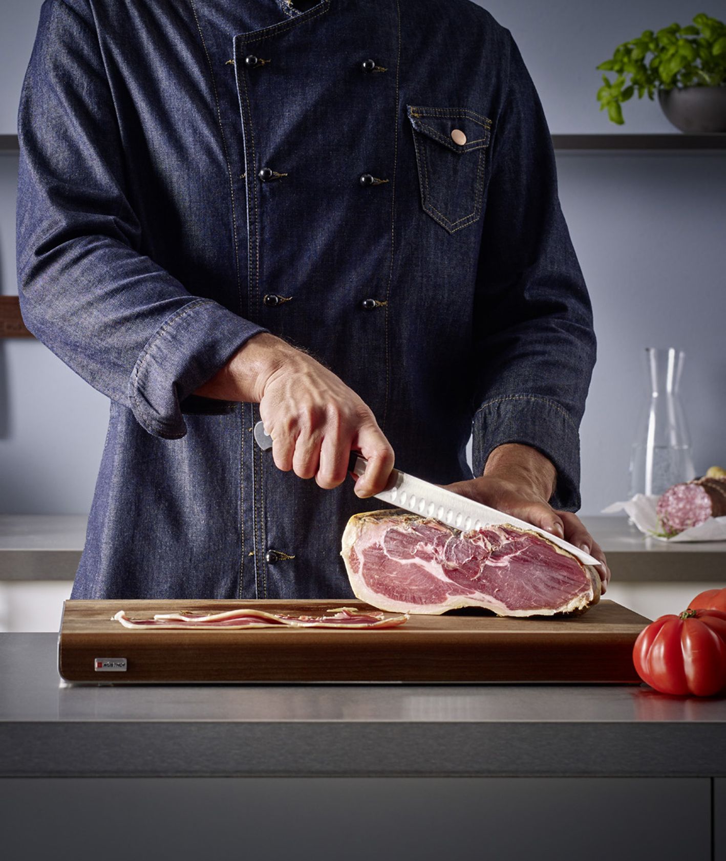 Krojone mięso stalowym nożem (fot. materiały prasowe WUSTHOF)