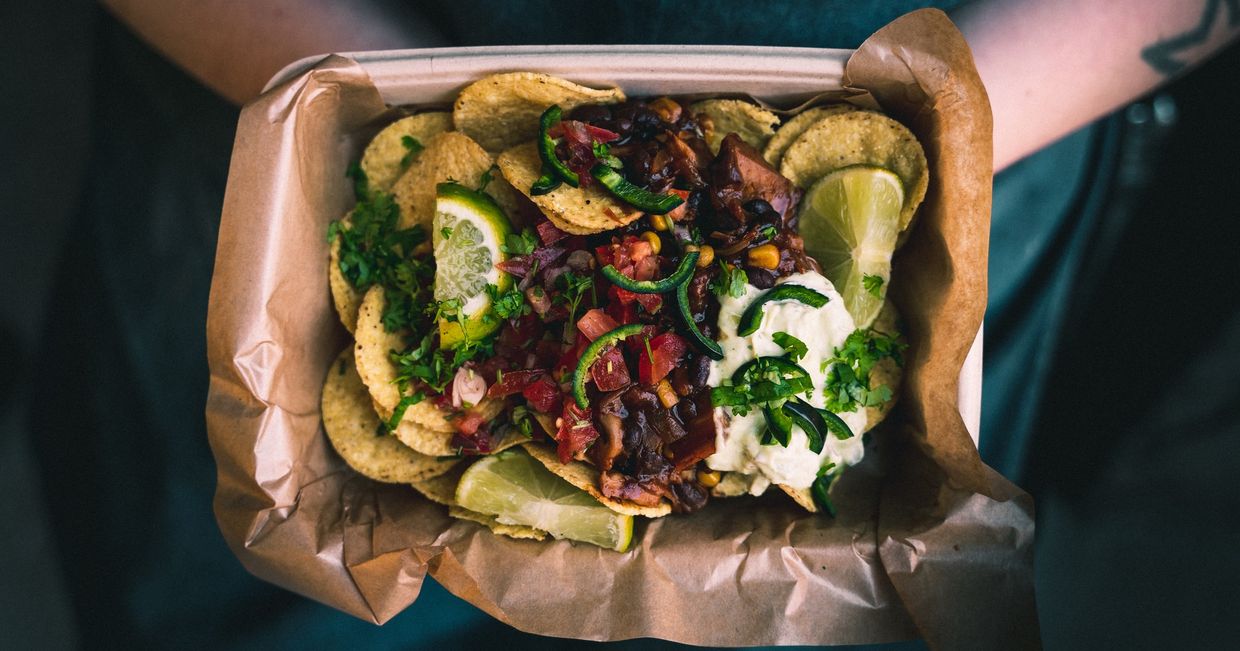 Gotowy street food – grillowane warzywa w stylu orientalnym z dipem i limonką (fot. Mika / unsplash.com)
