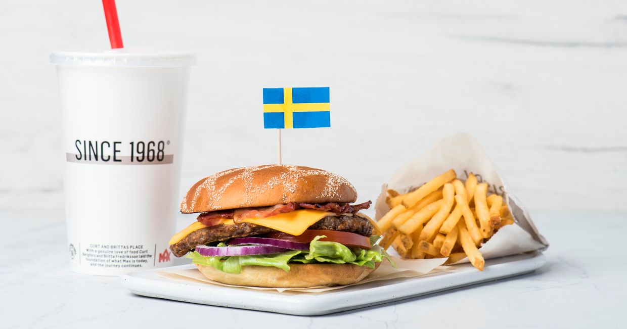 Frisco burger, frytki, cola (fot. MAX Burgers / materiały prasowe)