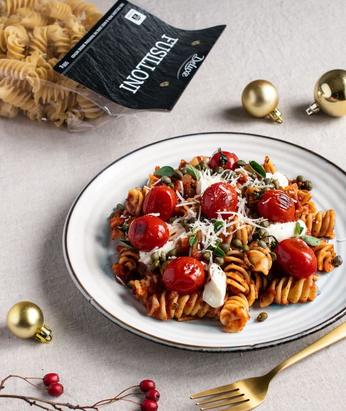 Makaron fusilloni w sosie pomidorowym z kaparami, mascarpone i parmezanem