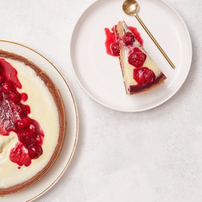 Wegański sernik czekoladowy – wegańska Wielkanoc, zdjęcie sernika z polewą z białej czekolady i wiśniami