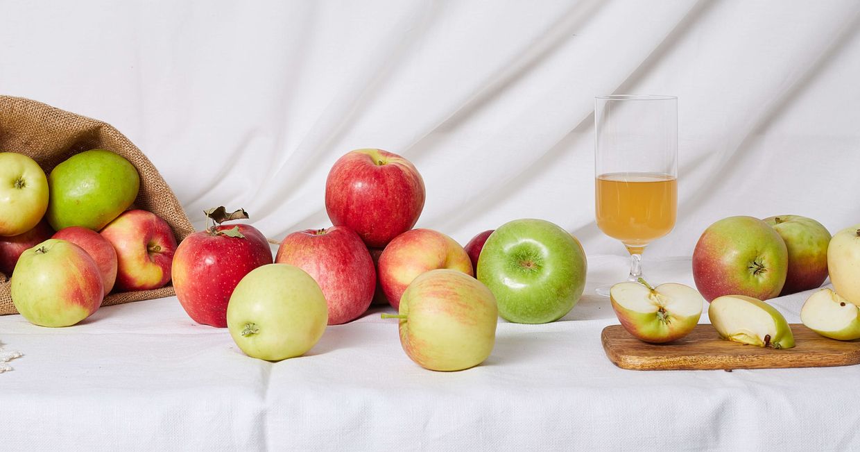 Worek pełen różnych odmian jabłek (fot. Maciek Niemojewski)