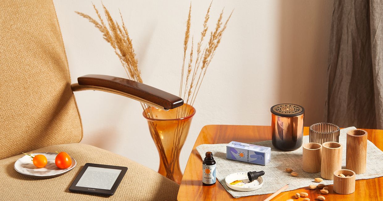 Olejek CBD hemp juice – suplement diety, olejek CBD z pipetką leżący na stole (fot.Maciej Niemojewski)