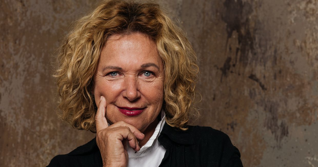 Portret Hayi Molcho, właścicielki restauracji NANI, Haya Molcho w białej bluzce i czarnym swetrze