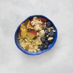 Migdałowa jaglanka z brzoskwinią, borówkami i chałwą