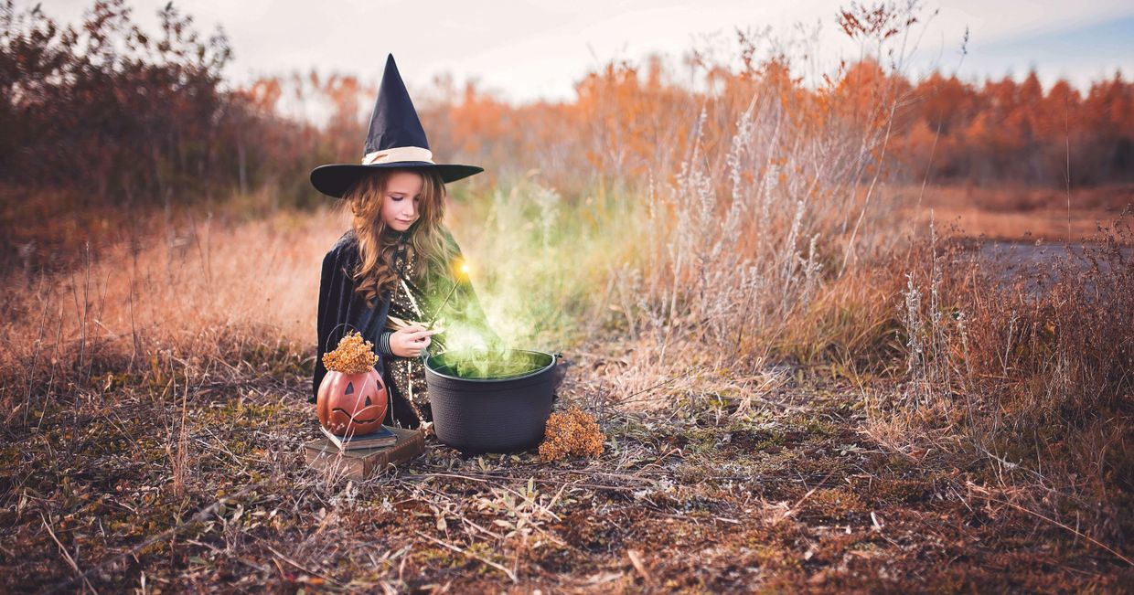 Dziewczynka przebrana za czarownicę na Halloween (fot. Paige Cody / unsplash.com)