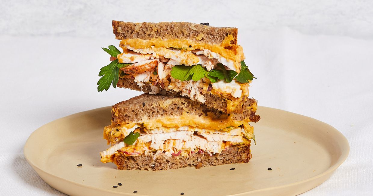 Przepis na prostą kanapkę z indykiem, natką pietruszki i humusem z dyni (fot. Maciek Niemojewski)