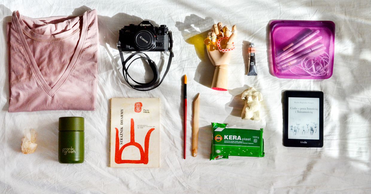 Przedmioty rozłożone na podłodze - koszulka, aparat fotograficzny, kindl (fot. Marta Grzebisz)