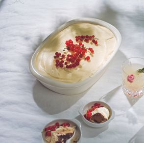 Tiramisu po polsku udekorowane porzeczkami