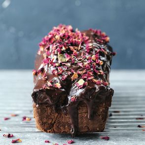 Piernik różany z płatkami kwiatów polany ciemną czekoladą (fot. Brooke Lark / unsplash.pl)