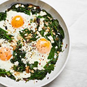 Szakszuka szpinakowa, czyli sposób na jajka na śniadanie (fot. Maciej Niemojewski)