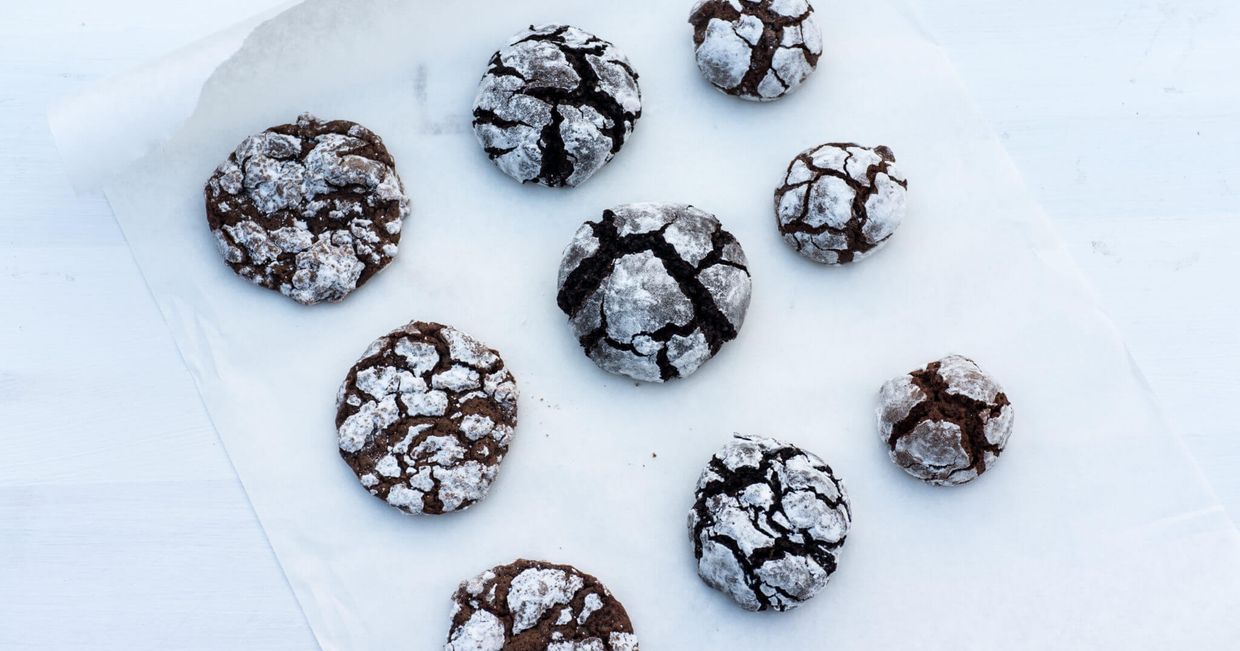 Otulone cukrem czekoladowe kruche ciasteczka smakują najlepiej z kawą lub herbatą (fot. Zuza Rożek)