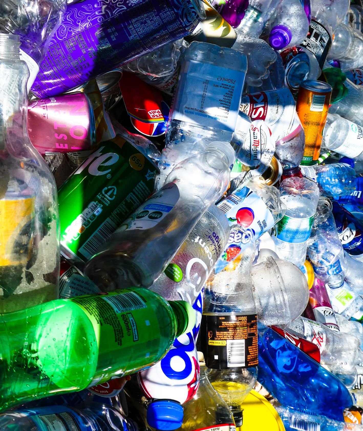 Jak ograniczać używanie toreb foliowych i jednorazowych opakowań, takich jak plastikowe butelki (fot. Nick Fewings/Unsplash)