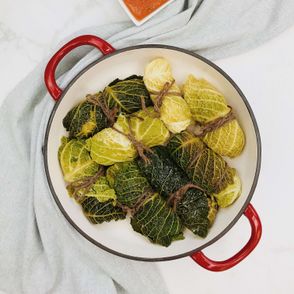 Dietetyczne gołąbki z indykiem gotowane na parze, podane z lekkim sosem pomidorowym, przepis Izabela Heftowicz / PassionOn