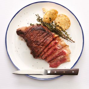 „Kuchnia bezwzględna”, Joshua Weissman – stek idealny (fot. Ralph Smith / materiały prasowe)