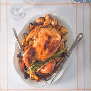 Jak upiec całego kurczaka. Pieczony nadziewany kurczak. Najlepszy przepis na pieczonego kurczaka w całości (fot. dinnershow.studio)