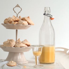 Butelka domowego ajerkoniaku, kremowy ajerkoniak w kieliszku, patera a bezami (fot. dinnershow studio)