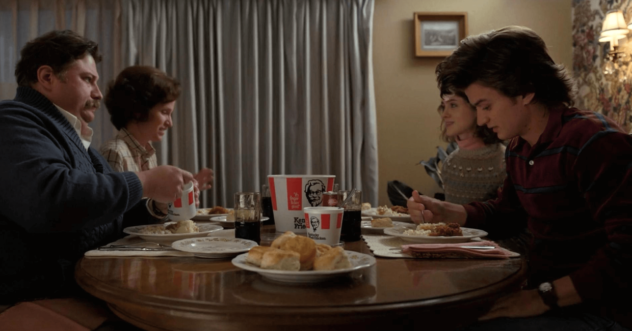 Kadr z serialu stranger Things – kolacja