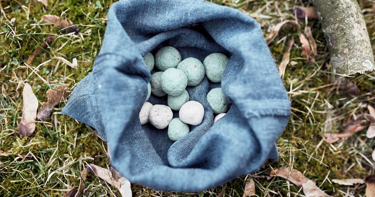 Worek seed balls, wypełnionych nasionami dzikich kwiatów kulek, służących do wysiewania łąk