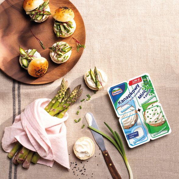 Sezonowe bułeczki z serkiem śmietankowym i szparagami