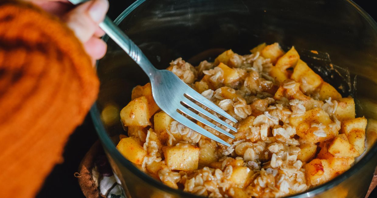 Comfort food w postaci kurczaka, migdałów i ananasa (fot. Sarah Brown / unsplash.com)