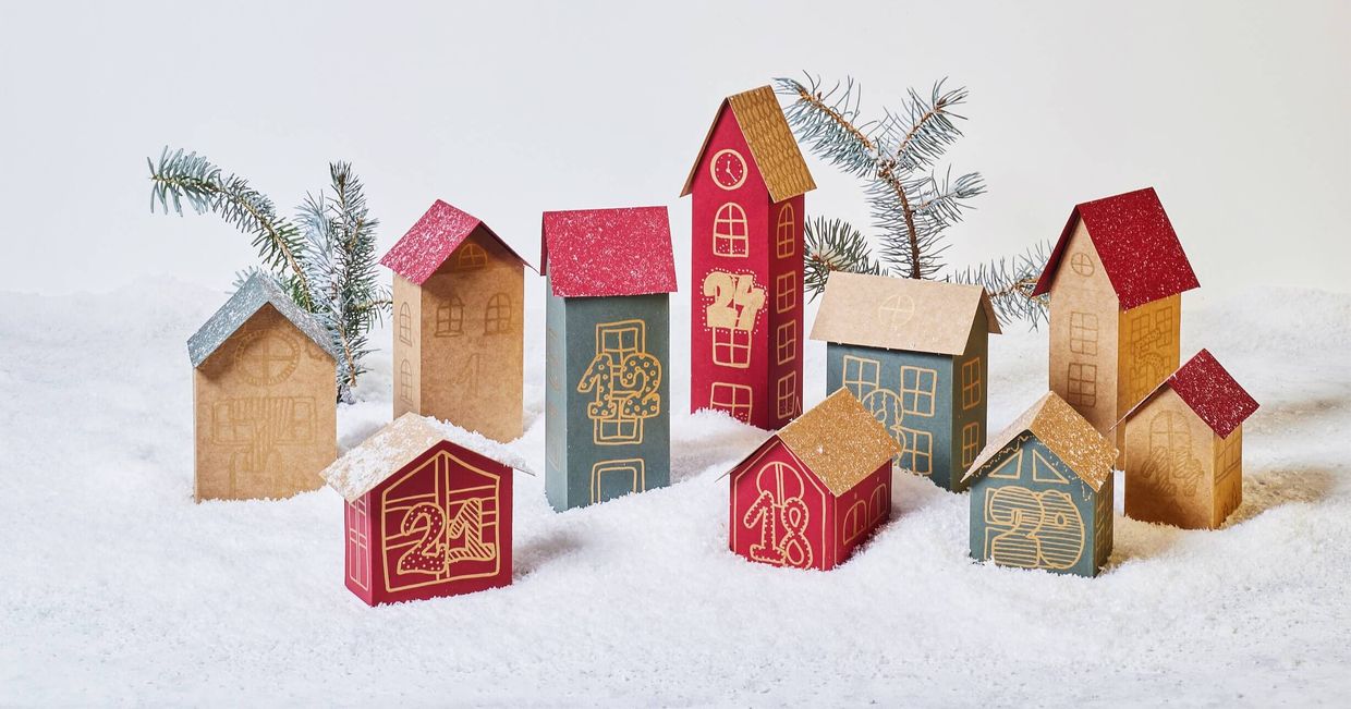 pomysły na kalendarze adwentowe DIY - papierowe miasteczko z ukrytymi prezentami (fot. Maciek Niemojewski)