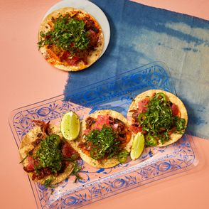 Peaches Gastro Girls, Tacos z boczniakowym carnitas i salsą z żółtych pomidorów i grejpfruta, wegańska meksykańska kuchnia (fot. Maciej Niemojewski)