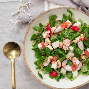 Dania z rzodkiewkami – sałatka z roszponki i rzodkiewki z fetą i rzodkiewkowym winegretem (fot. Paulina Czyżewska)